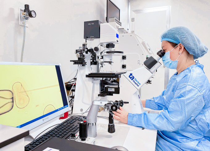 Thạc sĩ Nguyễn Ngọc Quỳnh, Trưởng Lab IVF Tâm Anh TP HCM thực hiện kỹ thuật tiêm tinh trùng vào bào tương trứng. Ảnh: Nguyễn Trung