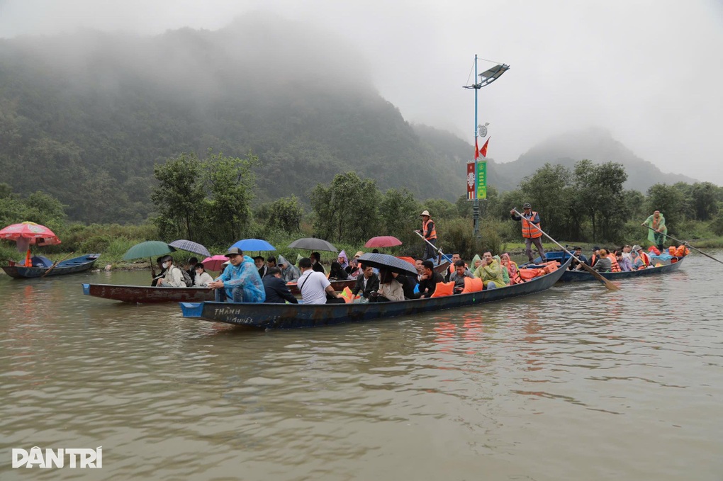Vòi tiền khách ở chùa Hương, nữ lái đò bị đình chỉ đến hết mùa lễ hội - 1