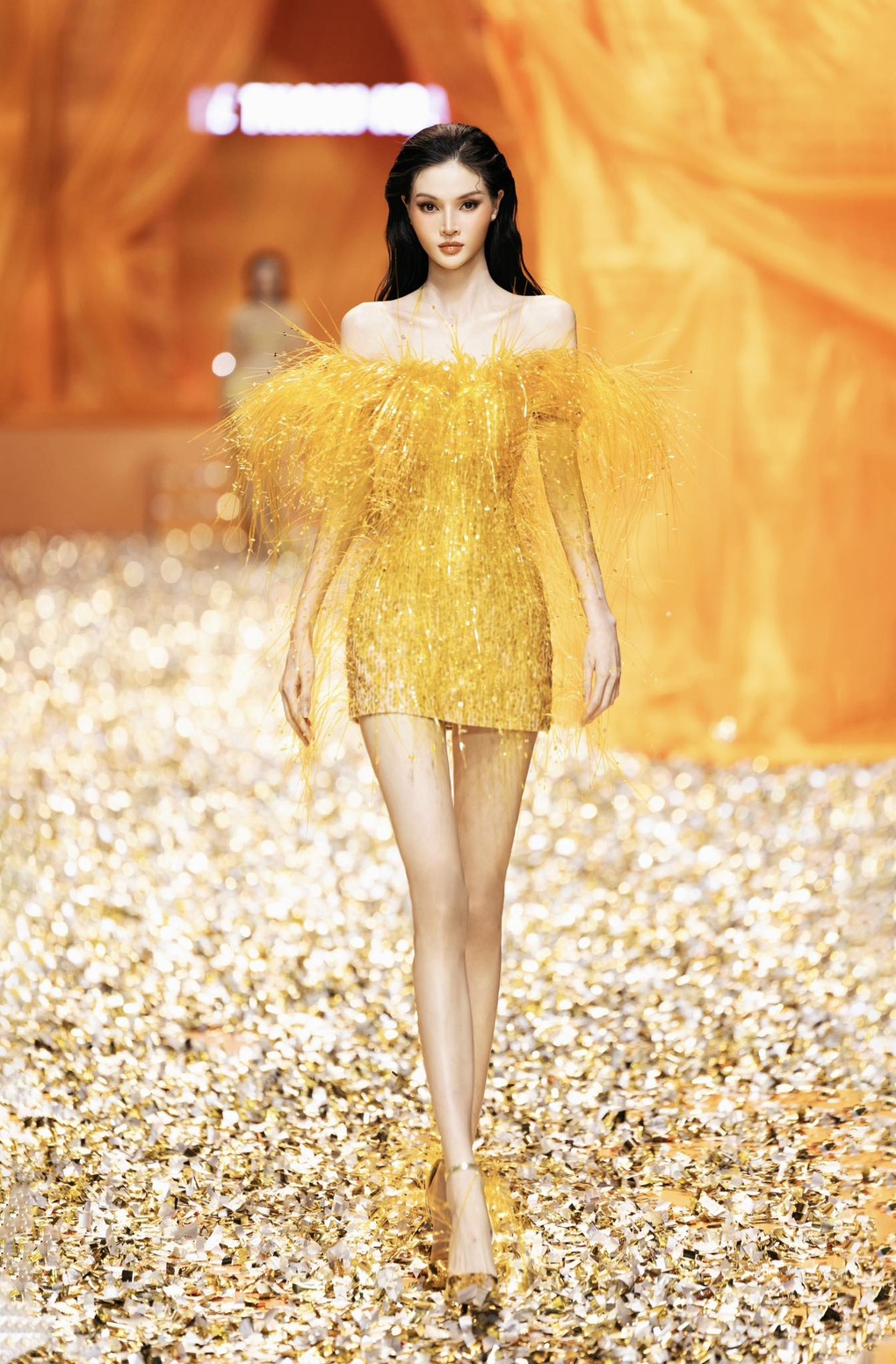 Vòng eo mỏng dính, thân hình siêu thực của người mẫu Việt gây tranh cãi - 1