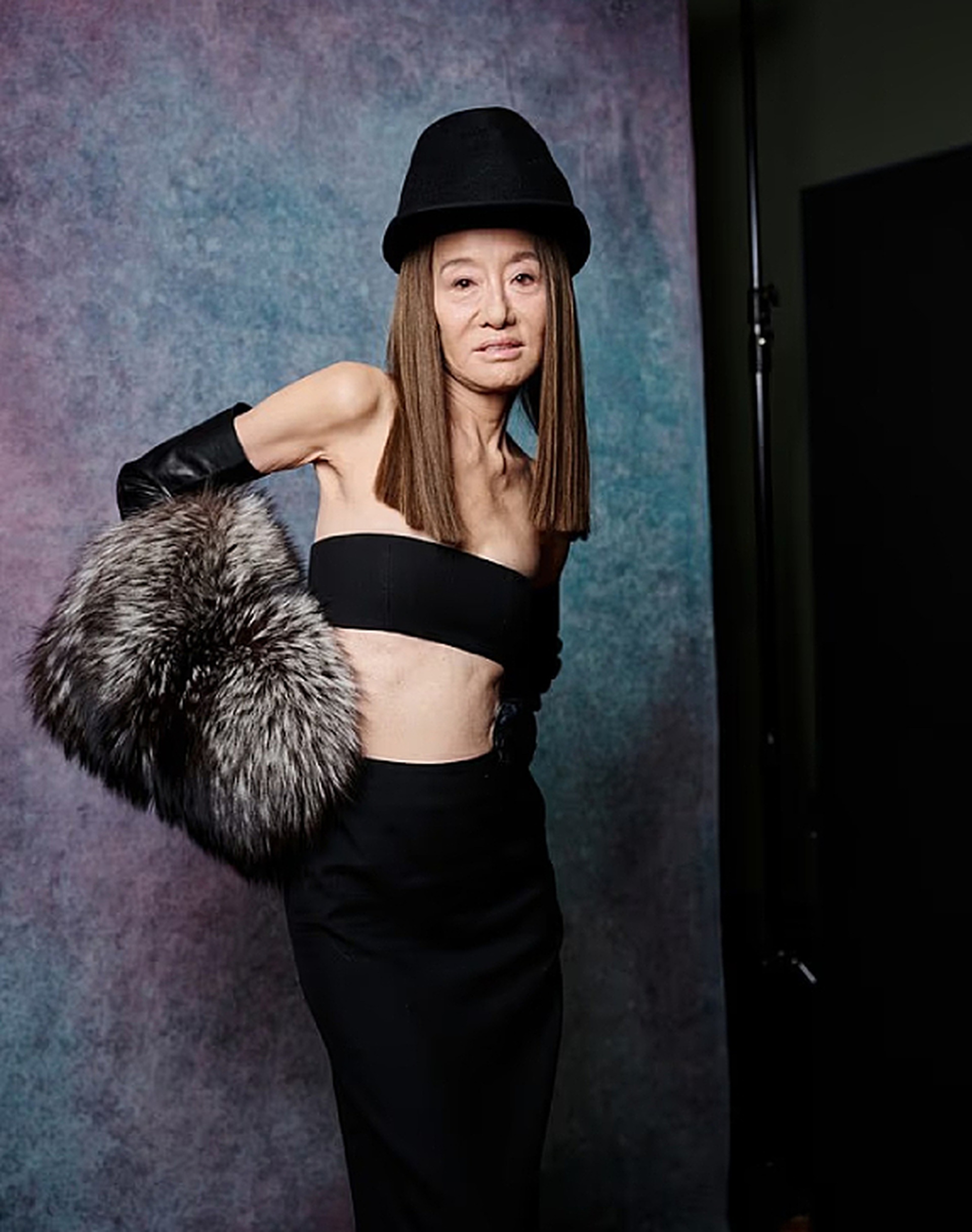 Vòng eo siêu nhỏ và phong cách hở bạo của Vera Wang ở tuổi 77 - 1