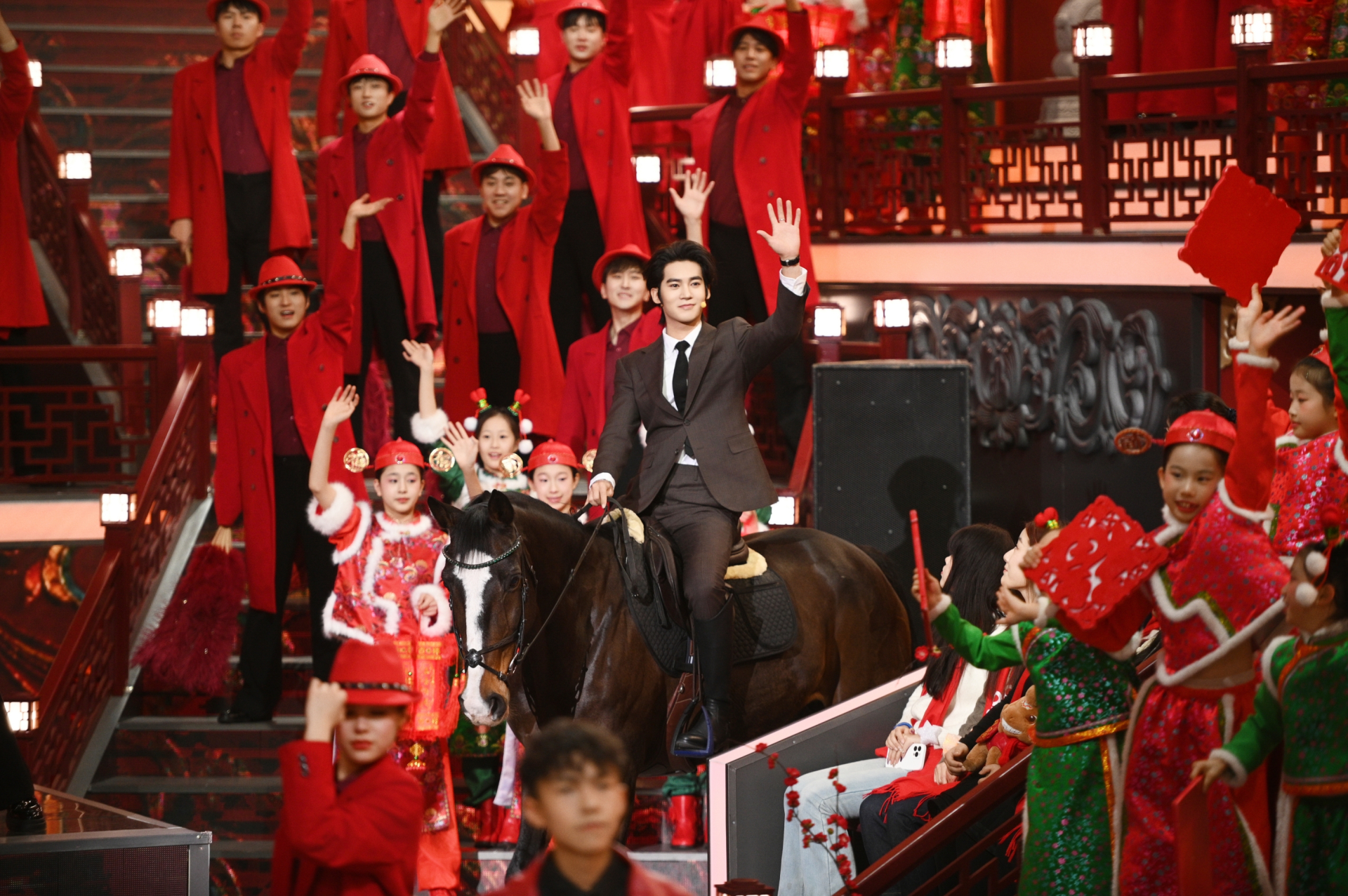 Đỉnh nhất Tết Nguyên đán 2026: Mỹ nam cưỡi ngựa lên sân khấu mừng năm mới, giúp nhà đài đạt top 1 rating cả nước- Ảnh 1.
