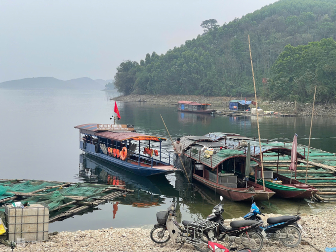 Rất nhiều tàu chở khách hoạt động trên hồ Thác Bà. Ảnh: Việt An