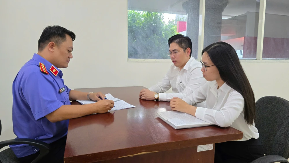 Cơ quan điều tra VKSND Tối cao đã mời đại diện gia đình bé Trân đến cung cấp chứng cứ và trình bày về những vấn đề còn chưa được làm rõ của vụ tai nạn giao thông. Ảnh: PHƯƠNG LOAN