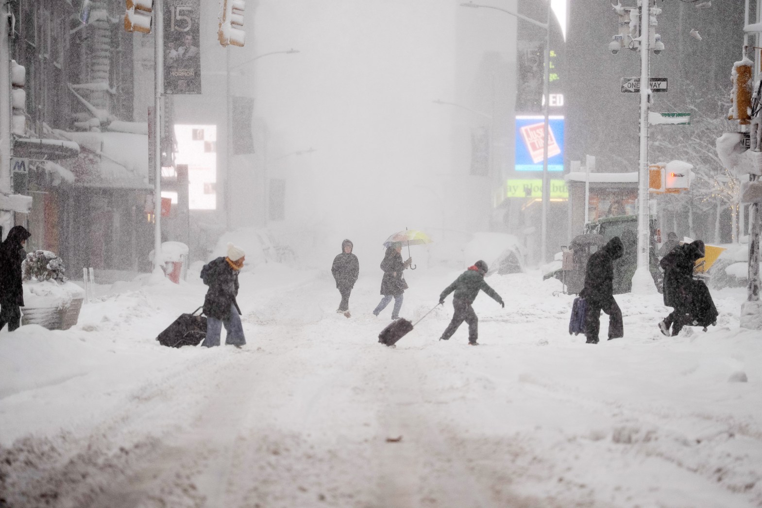 Vừa tỉnh dậy, New York đã hóa xứ tuyết, nhưng phía sau khung cảnh cổ tích này là gì?- Ảnh 13.
