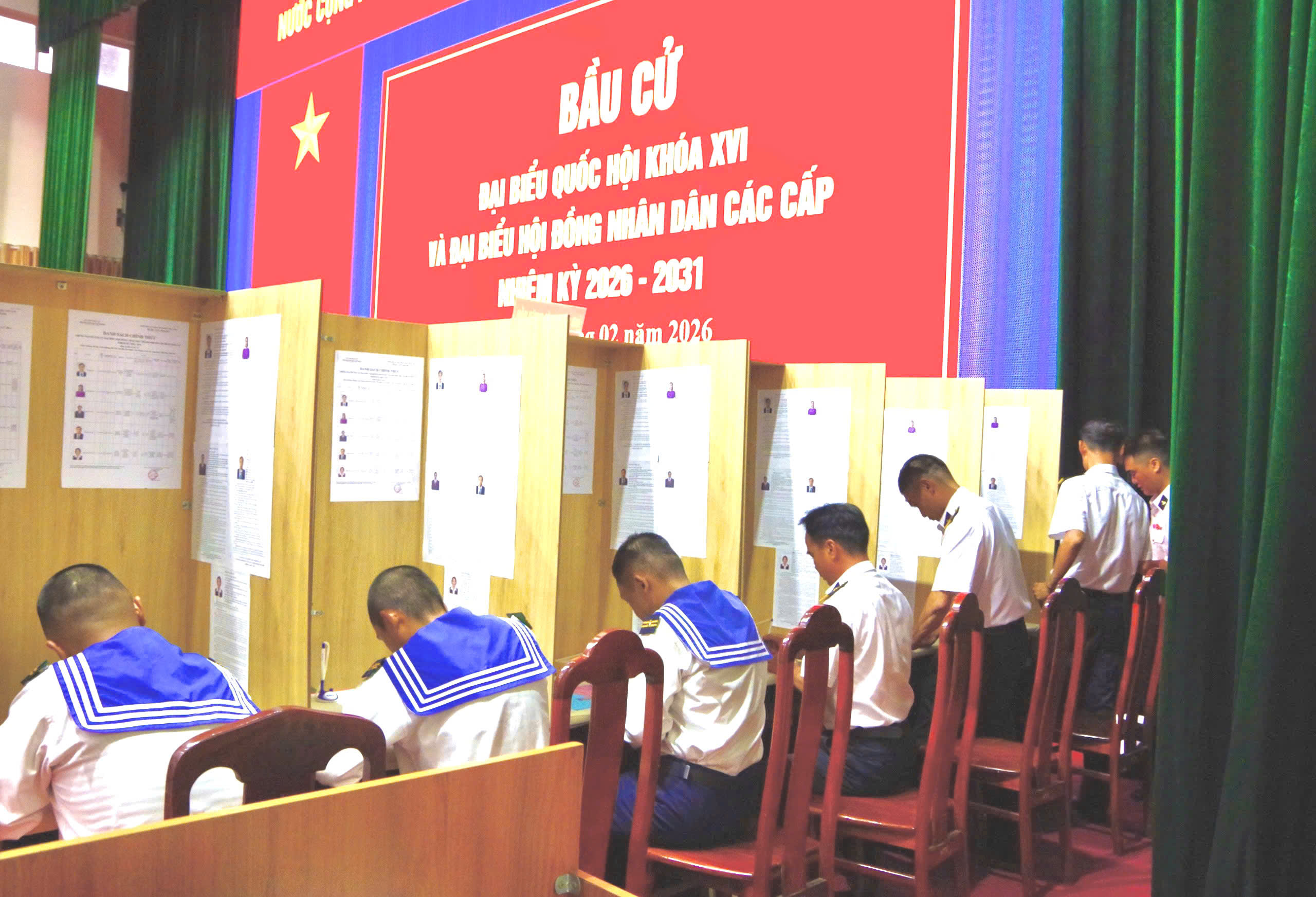 Vùng 2 Hải quân bầu cử sớm tại bến, đưa thùng phiếu ra nhà giàn DK1 1 Vùng 2 Hải quân bầu cử sớm tại bến, đưa thùng phiếu ra nhà giàn DK1 - Ảnh 1.