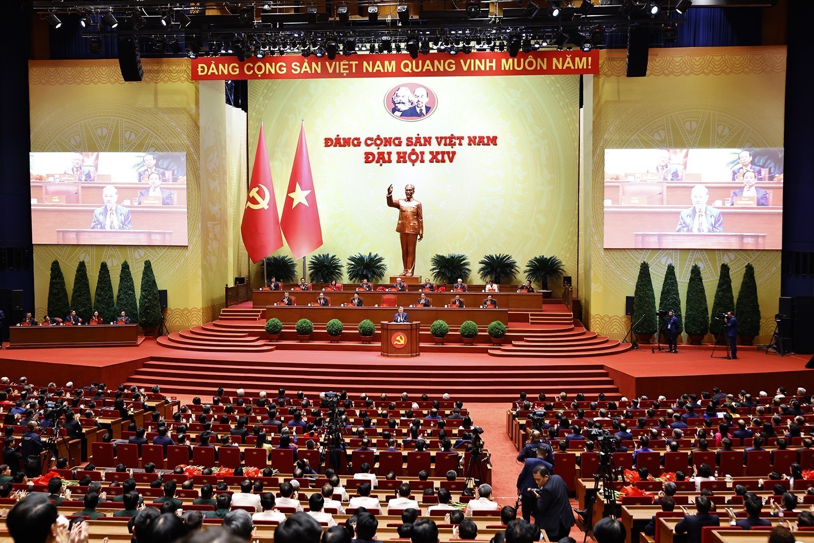 Vững bước dưới cờ Đảng Cộng sản Việt Nam 96 năm xây dựng và phát triển đất nước - Ảnh 1. Vững bước dưới cờ Đảng Cộng sản Việt Nam 96 năm xây dựng và phát triển đất nước - Ảnh 1.