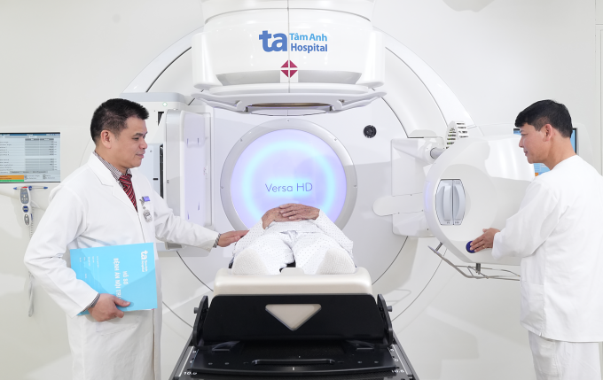 Bác sĩ Dương động viên ông Lễ trước buổi xạ trị. Ảnh: Bệnh viện Đa khoa Tâm Anh