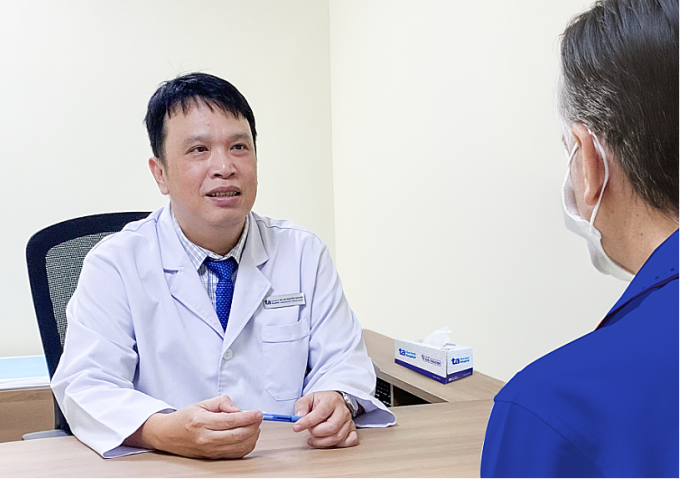 Bác sĩ Hiển tư vấn ông Tân về hiệu quả điều trị. Ảnh: Bệnh viện Đa khoa Tâm Anh