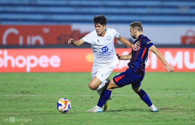 Nam Định (áo trắng) hòa Johor Darul Tazim của Malaysia 1-1 ở lượt cuối bảng B Cup CLB Đông Nam Á 2025-2026, trên sân Thiên Trường ở Ninh Bình ngày 5/2/2026. Ảnh: Hoàng Huynh