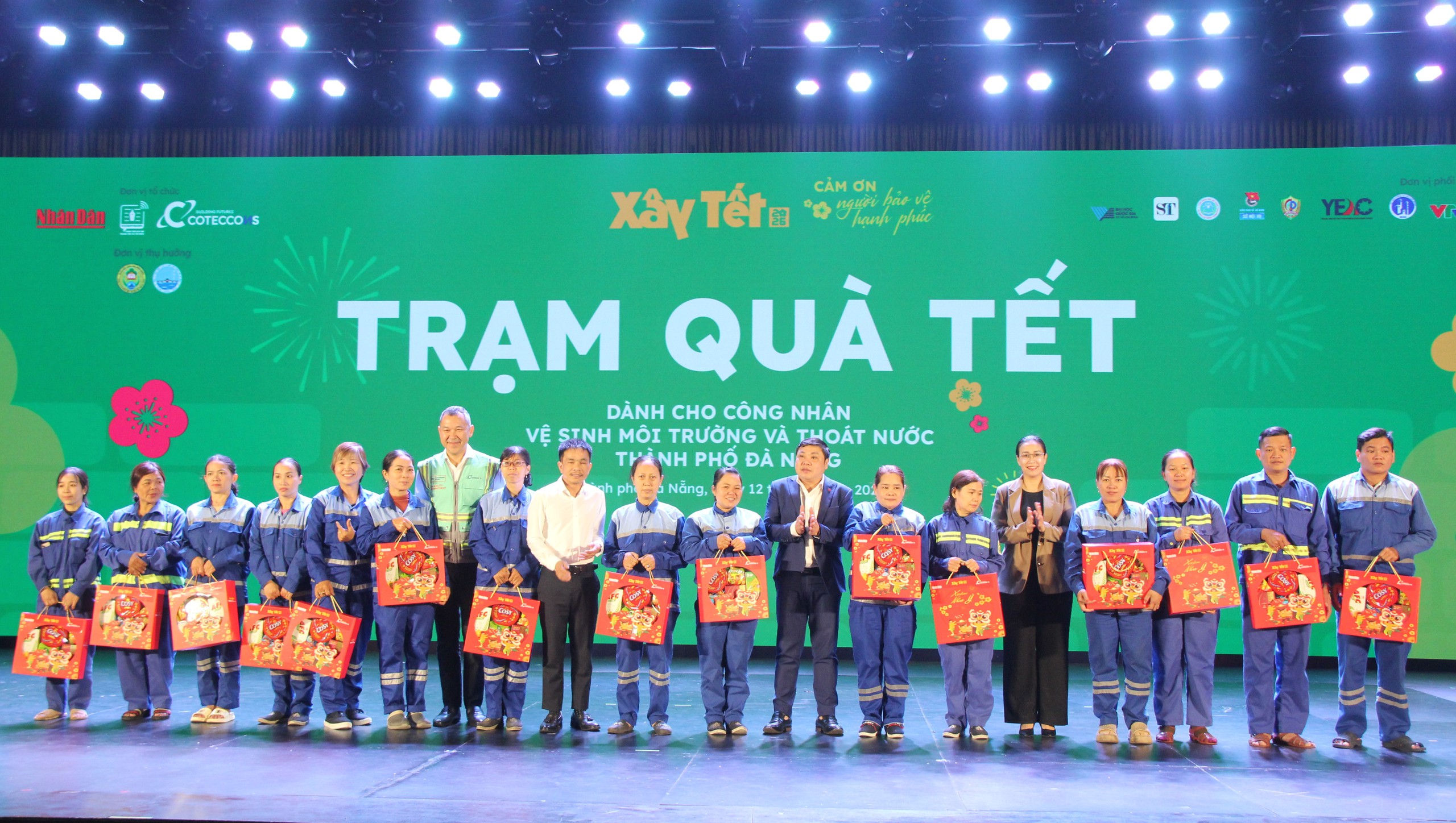 Xây Tết 2026 trao quà cho 600 công nhân môi trường, thoát nước ở Đà Nẵng - Ảnh 1.