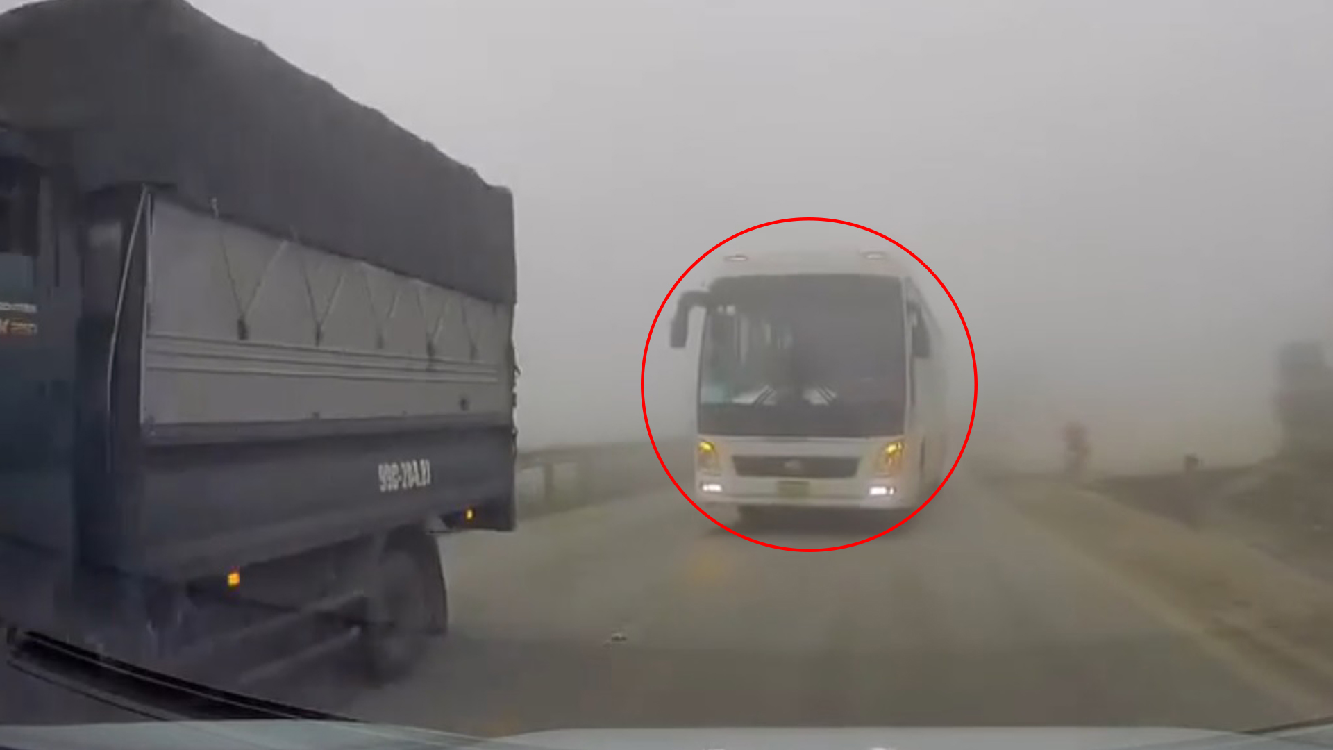 Xe khách 'cướp làn', vượt ẩu giữa sương mù dày đặc, suýt gây tai nạn đối đầu - Ảnh 1.