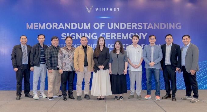 Đại diện VinFast và các đối tác đại lý phân phối xe máy điện ở Indonesia, hôm 9/2. Ảnh: VinFast