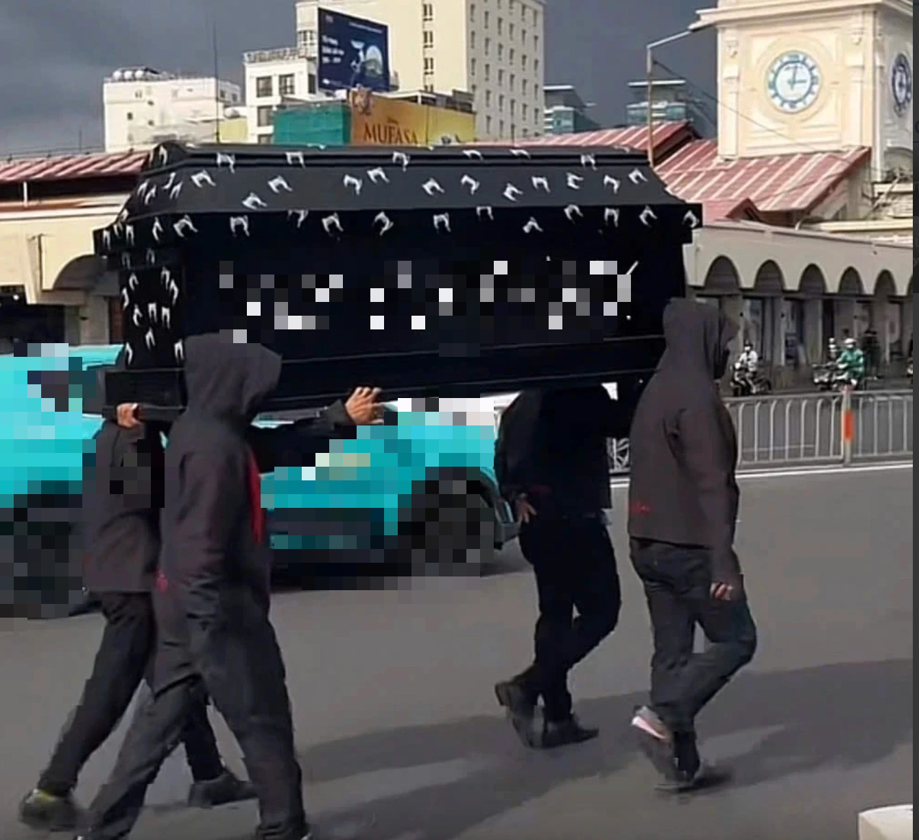 Xét xử 11 bị cáo 'khiêng quan tài trước chợ Bến Thành' để PR bán hàng 1 Đang xét xử 11 bị cáo 'khiêng quan tài trước chợ Bến Thành' để PR bán hàng - Ảnh 1.