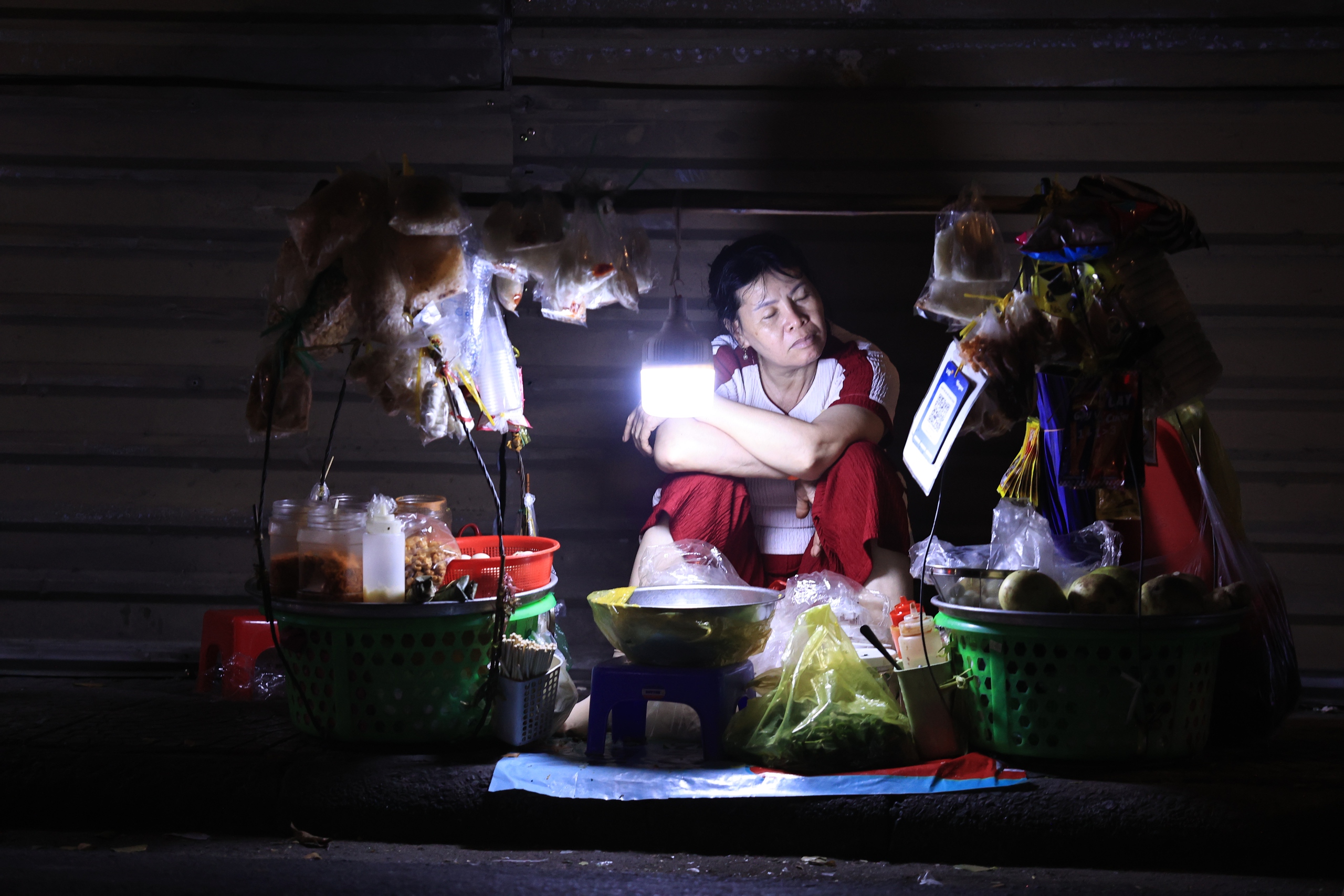 Xóm hàng rong 'mua ngủ' 40.000 đồng/ngày ở trung tâm TP.HCM, oằn vai mưu sinh giáp tết- Ảnh 1.