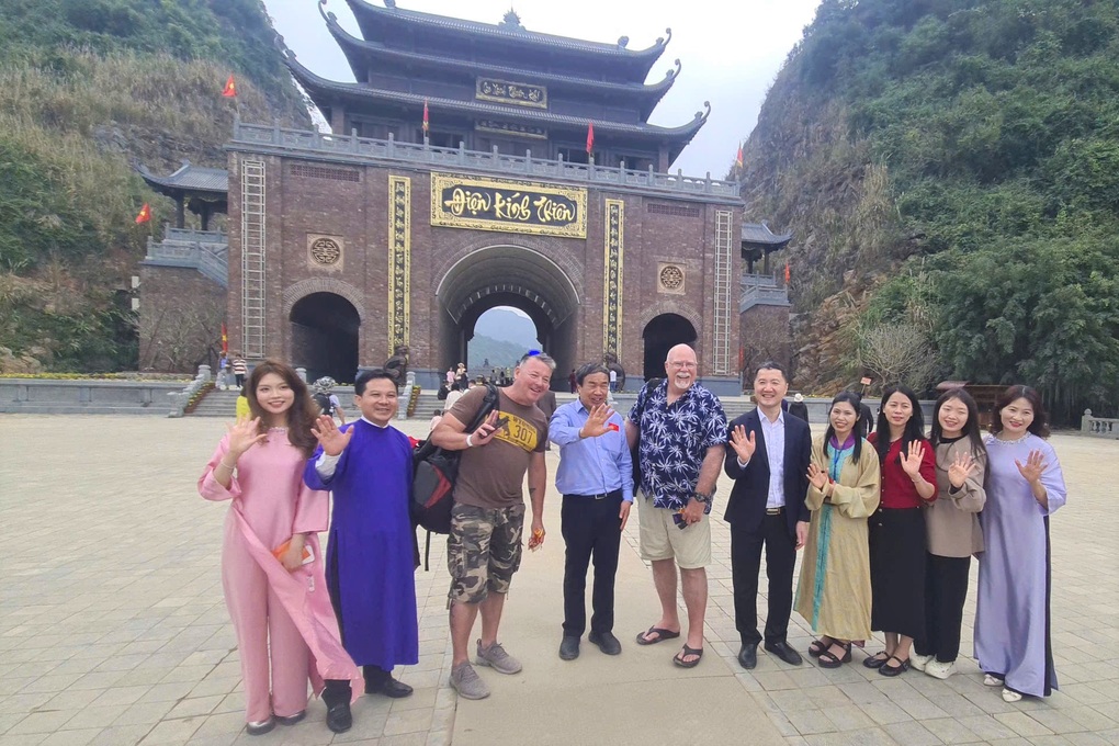 Xông đất Ninh Bình ngày đầu năm, du khách bất ngờ nhận lì xì - 1