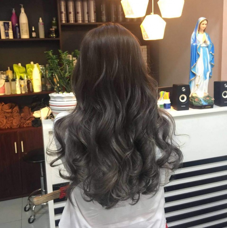 Kiểu tóc xoăn sóng lười dài mang lại vẻ đẹp dịu dàng nữ tính...