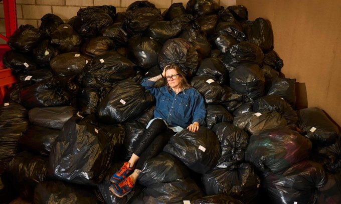 Một phần của hai tấn rác thời trang được thu gom trong ba ngày tại kho từ thiện của bệnh viện dưỡng lão St Luke ở Sheffield, Anh, ngày 29/4/2025. Ảnh: The Guardian