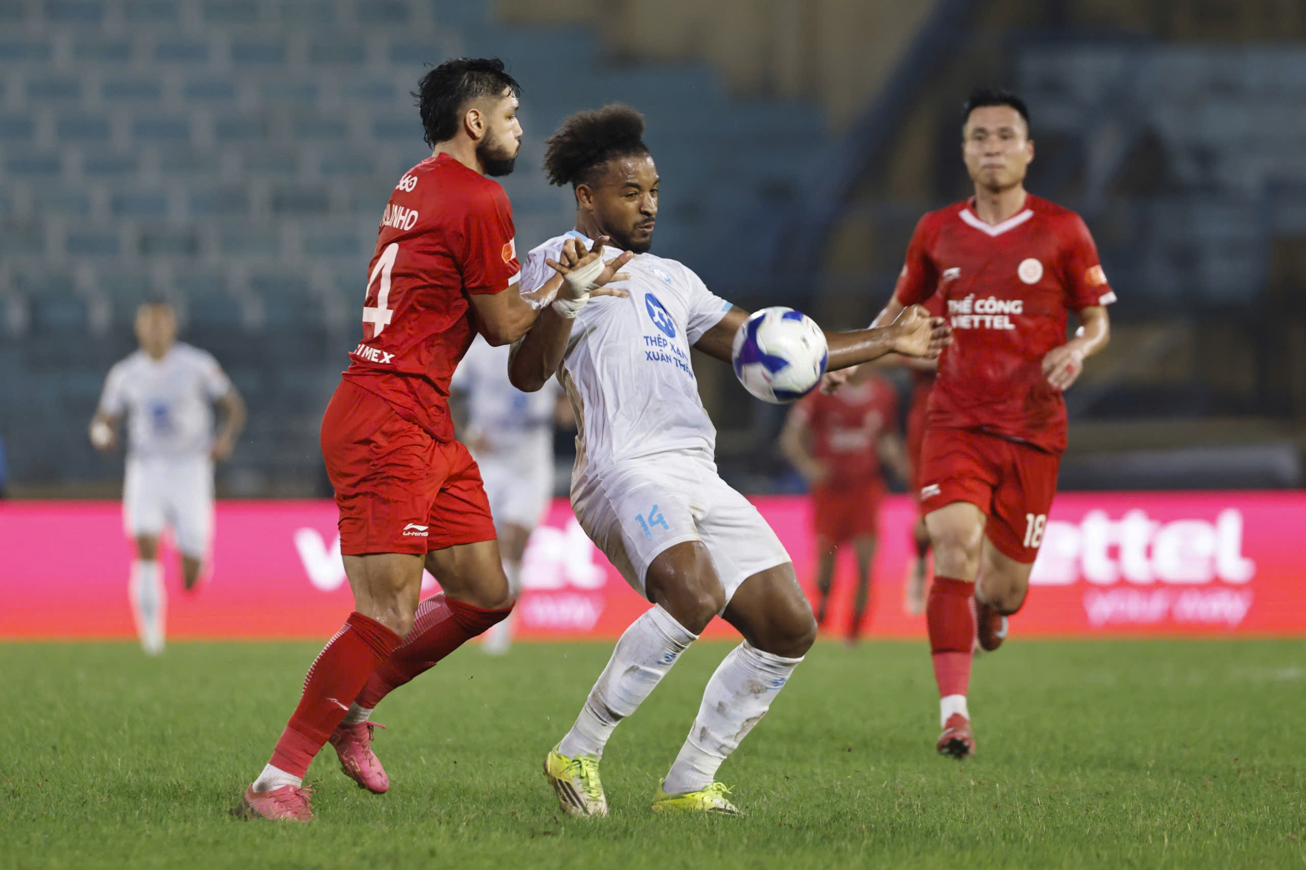 CLB Nam Định phơi áo trước Thể Công Viettel: Xuân Son đua trụ hạng- Ảnh 1. CLB Nam Định phơi áo trước Thể Công Viettel: Xuân Son đua trụ hạng- Ảnh 1.