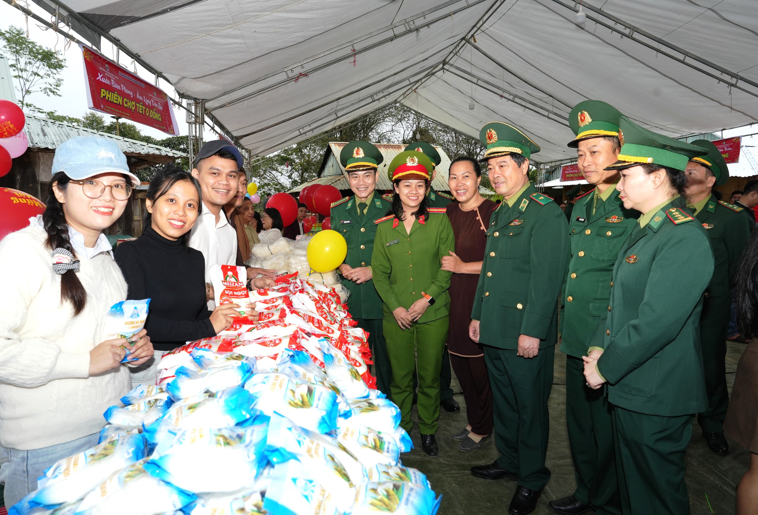 'Xuân Biên phòng ấm lòng dân bản': Nghĩa tình sâu nặng nơi biên giới Việt - Lào- Ảnh 1.