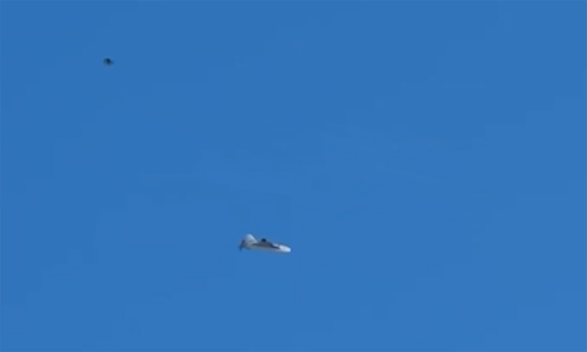 Khoảnh khắc UAV xốp nhựa Nga phóng drone con trên không