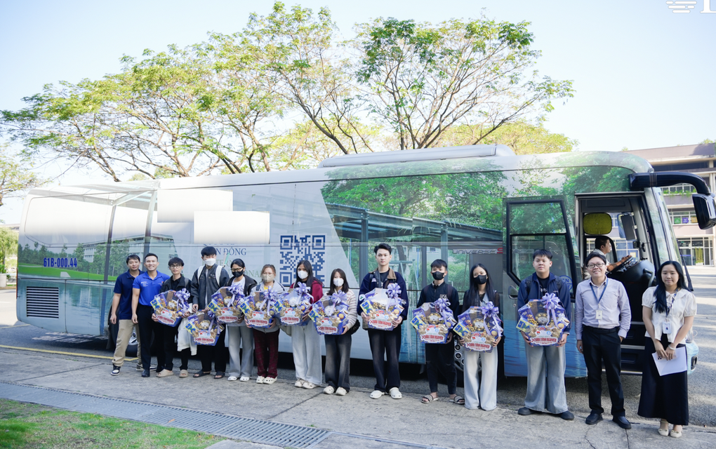 Xúc động những chuyến xe 0 đồng đưa nghìn người về quê đón Tết - 1