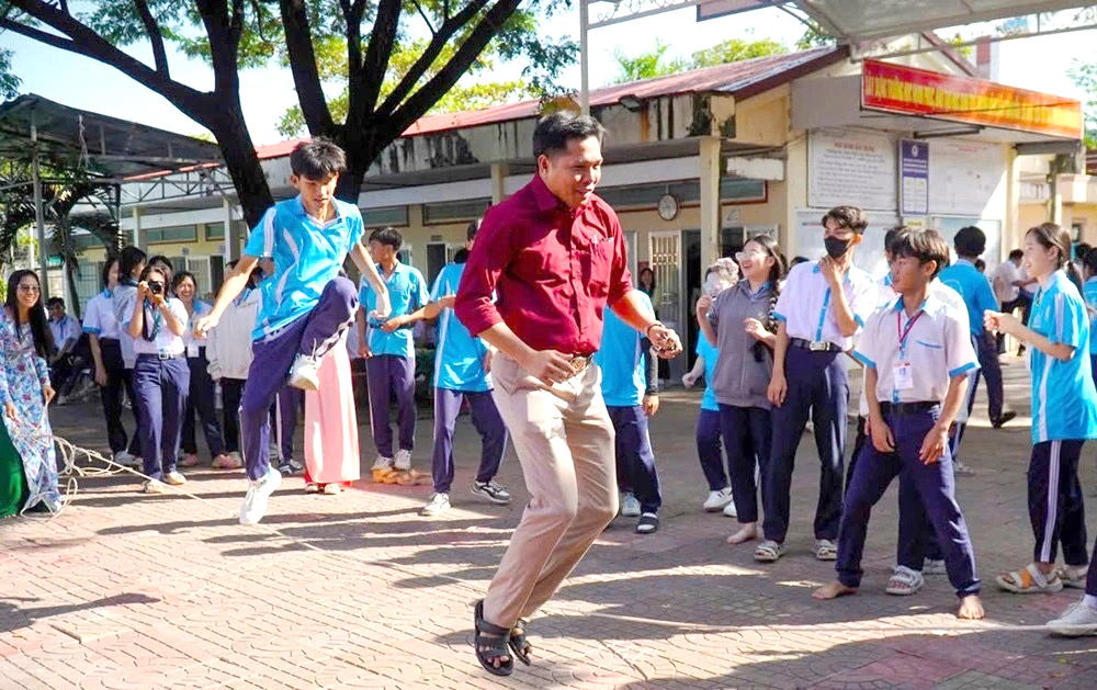 Lăng kính bạn đọc: Xung quanh câu chuyện siết điện thoại giờ ra chơi - Ảnh 1.