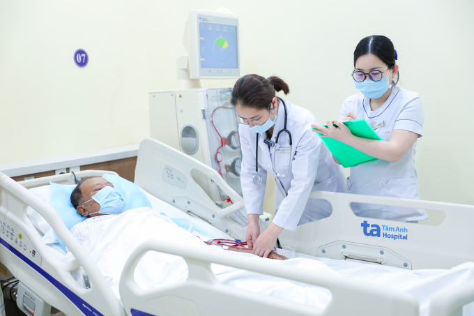 Bác sĩ Hằng kiểm tra cầu tay cho ông Trung khi chạy thận bằng máy HDF Online. Ảnh: Phòng khám Đa khoa Tâm Anh Quận 7