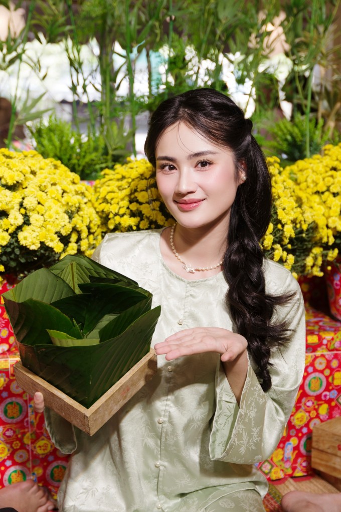 Ý Nhi: Tết là dịp bồi đắp tình cảm gia đình sau thời gian xa nhà 1 Ý Nhi thích gói bánh chưng, nấu ăn cho bố và em trong Tết. Ảnh: NVCC