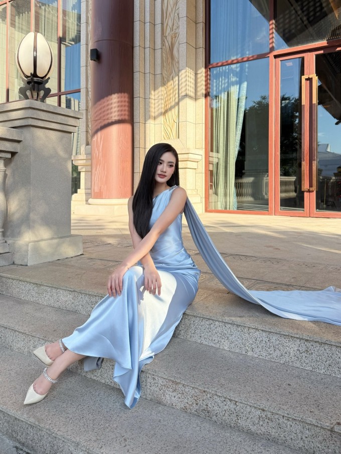 Ý Nhi thường xuyên diện đôi mules bít mũi quai đính đá của Jimmy Choo. Cô cho biết thiết kế bị rơi đá ở quai sau vài lần sử dụng.