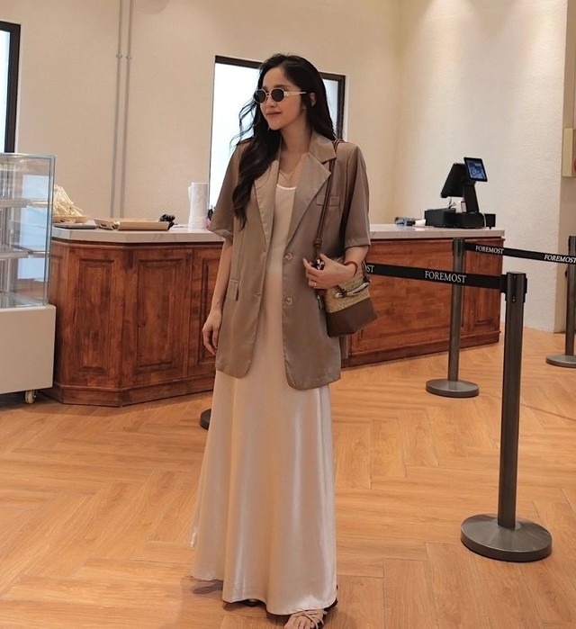 Áo blazer và váy lụa: ranh giới tinh tế giữa gợi cảm và thanh lịch- Ảnh 1.