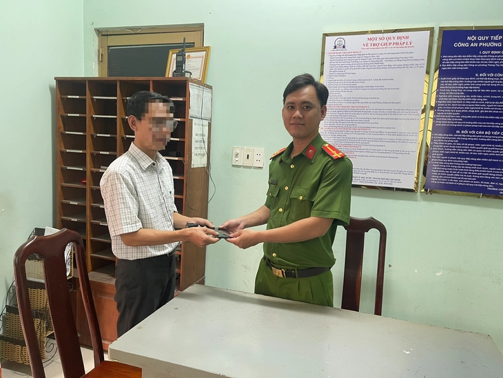 ‘Siêu trộm’ lấy 51 chiếc điện thoại trong đêm, sa lưới sau 3 giờ gây án tại TP.HCM 2 điện thoại - Ảnh 2.