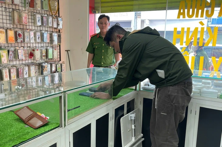 ‘Siêu trộm’ lấy 51 chiếc điện thoại trong đêm, sa lưới sau 3 giờ gây án tại TP.HCM 1 điện thoại - Ảnh 1.