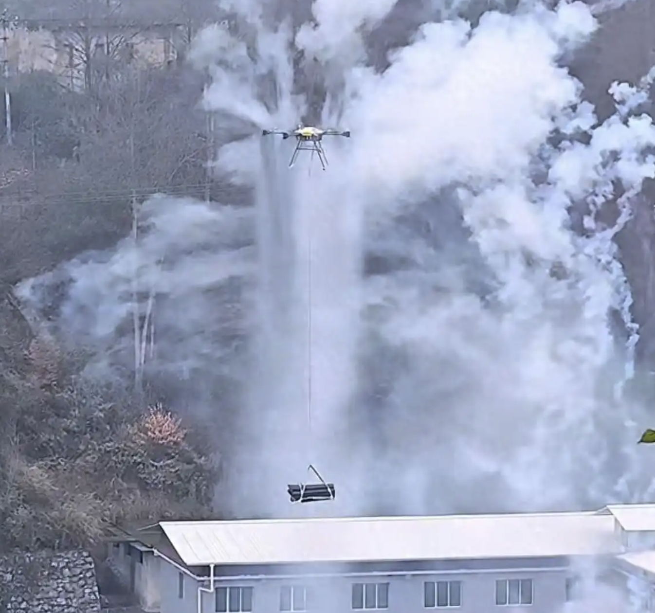 Đám tang thời “công nghệ”: 1 gia đình chi hơn 38 triệu đồng thuê máy bay không người lái bê quan tài nặng 460kg lên núi an táng- Ảnh 1.