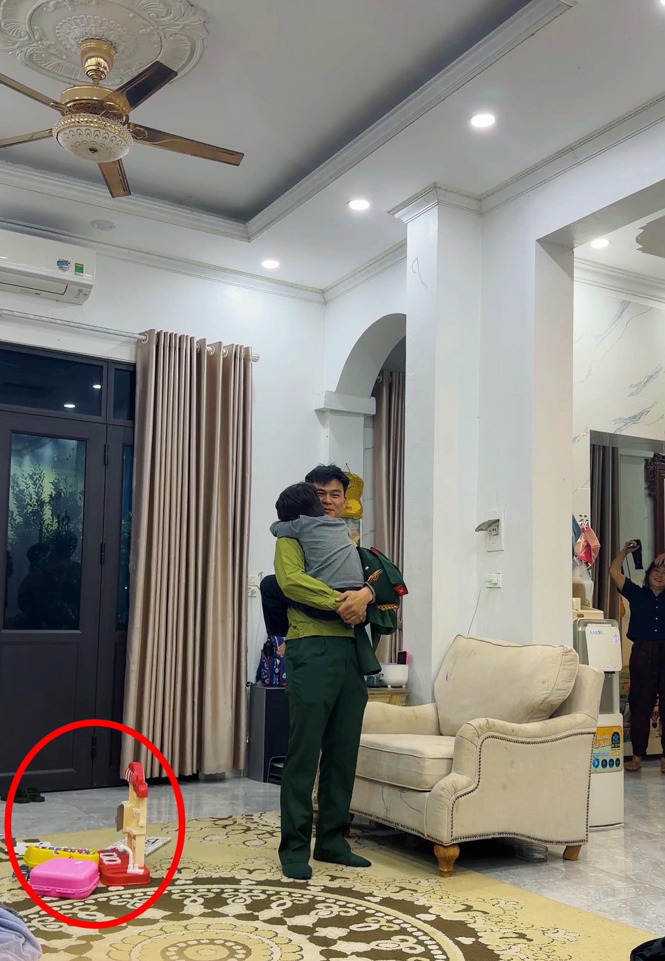 1 món đồ xuất hiện trong bức ảnh chụp vội hé mở chuyện Hòa Minzy đã sinh con gái?- Ảnh 1.