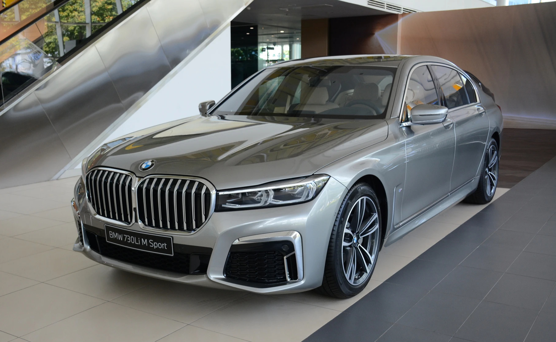 10 ô tô mất giá nhanh nhất sau 5 năm sử dụng: Đa phần xe sang 1 10 ô tô mất giá nhanh nhất sau 5 năm sử dụng: Đa phần xe sang - Ảnh 1.