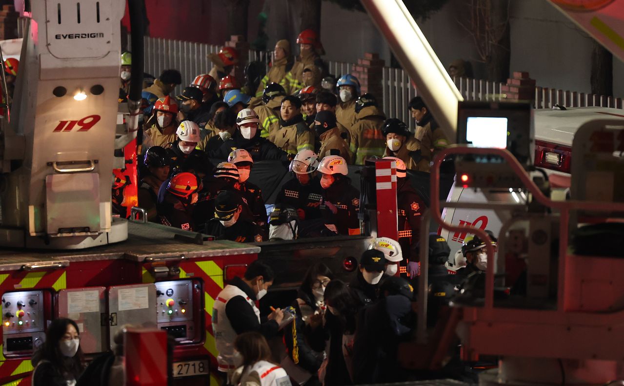 Thảm kịch cháy nhà máy tại Hàn Quốc: 10 thi thể được tìm thấy, nhiều nạn nhân không thể nhận dạng và còn mất tích- Ảnh 1.