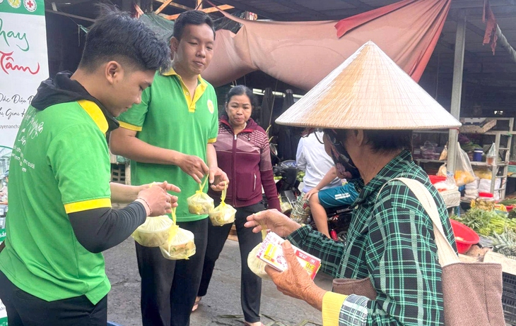 100 bữa sáng từ tâm - Ảnh 1. thiện nguyện - Ảnh 1.