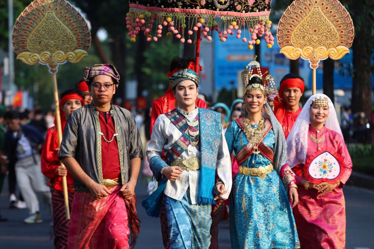 1.000 bạn trẻ mặc cổ phục diễu hành tại TP HCM - 7