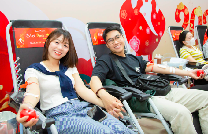 Sinh viên tham gia hiến máu tại Lễ hội xuân hồng. Ảnh: Gia Thắng
