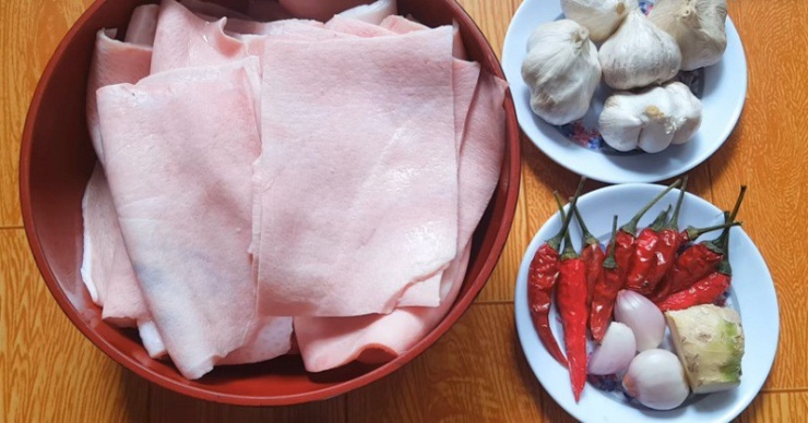 Da heo chứa hàm lượng collagen cực cao, giúp tăng độ đàn hồi cho da, làm mờ nếp nhăn và giữ ẩm cho da hiệu quả.