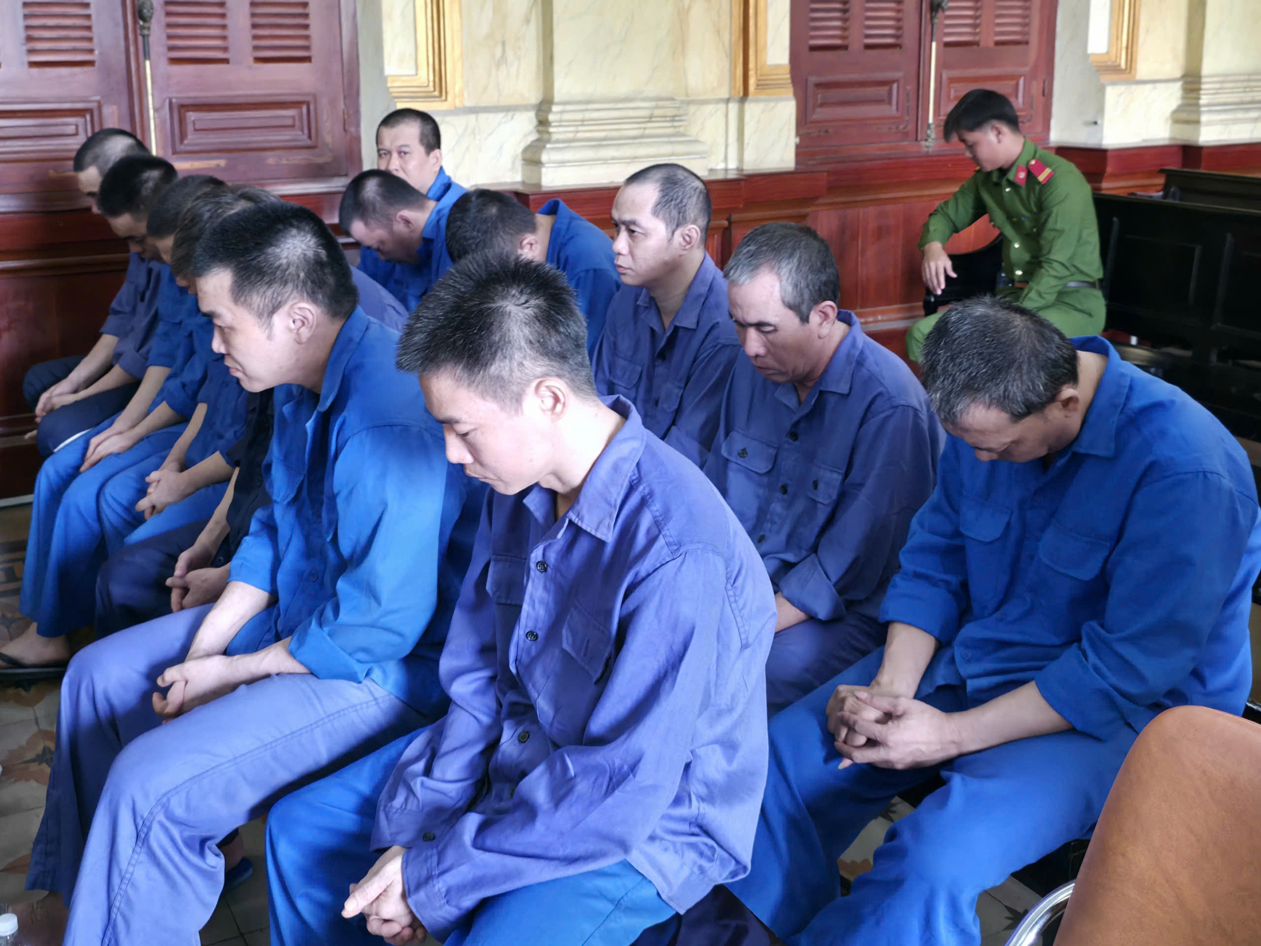 12 bảo vệ hầu tòa 1 Vụ án