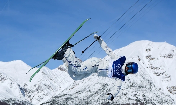 Eileen Gu trong phần thi halfpipe giúp cô đoạt HC vàng Olympic mùa Đông ngày 22/2/2026. Ảnh: AP