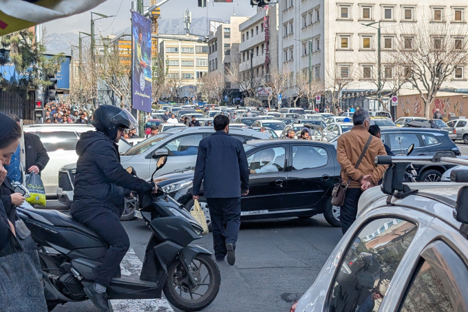 Giao thông tại một số khu vực ở Tehran trở nên tắc nghẽn sau khi loạt tiếng nổ vang lên sáng 28/2. Ảnh: AFP