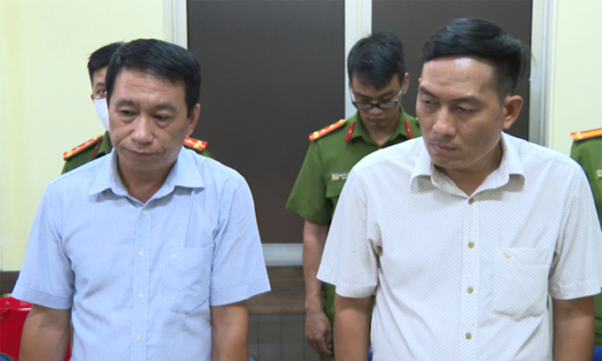 Ông Nguyễn Văn Dương, Phó giám đốc trung tâm và nhân viên lúc bị bắt. Ảnh: Nhật Vy