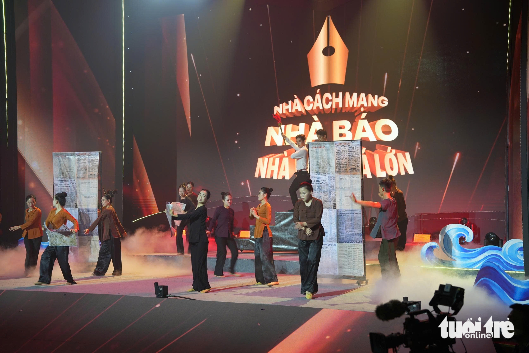 Về quê Thủ tướng Phạm Văn Đồng, Thủ tướng Phạm Minh Chính được thanh niên vây quanh chụp ảnh - Ảnh 5.