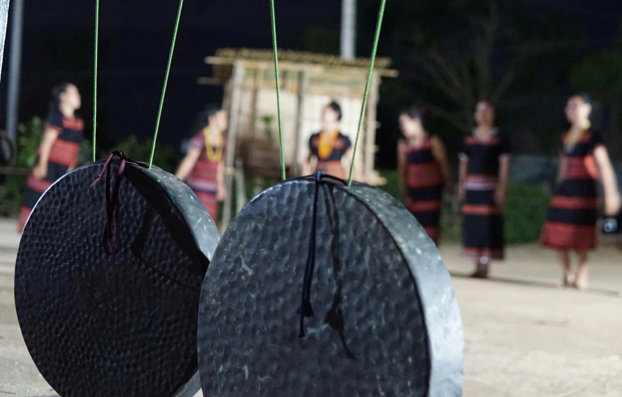 Vật thiêng của làng: Bộ chiêng được sùng kính 'như tổ tiên'- Ảnh 2.