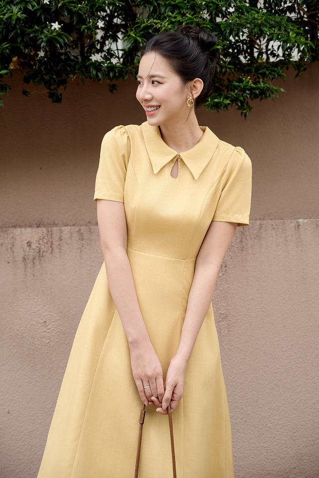 Điểm nhấn với trang phục khoét cổ ngực tinh tế, cuốn hút- Ảnh 5.