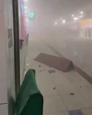 Tên lửa Iran đánh trúng sân bay, khách sạn...khắp Trung Đông - Ảnh 2.