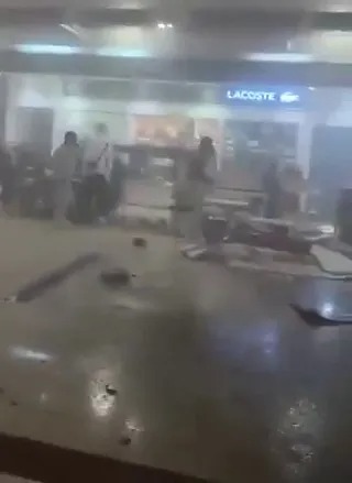 Tên lửa Iran đánh trúng sân bay, khách sạn...khắp Trung Đông - Ảnh 4.