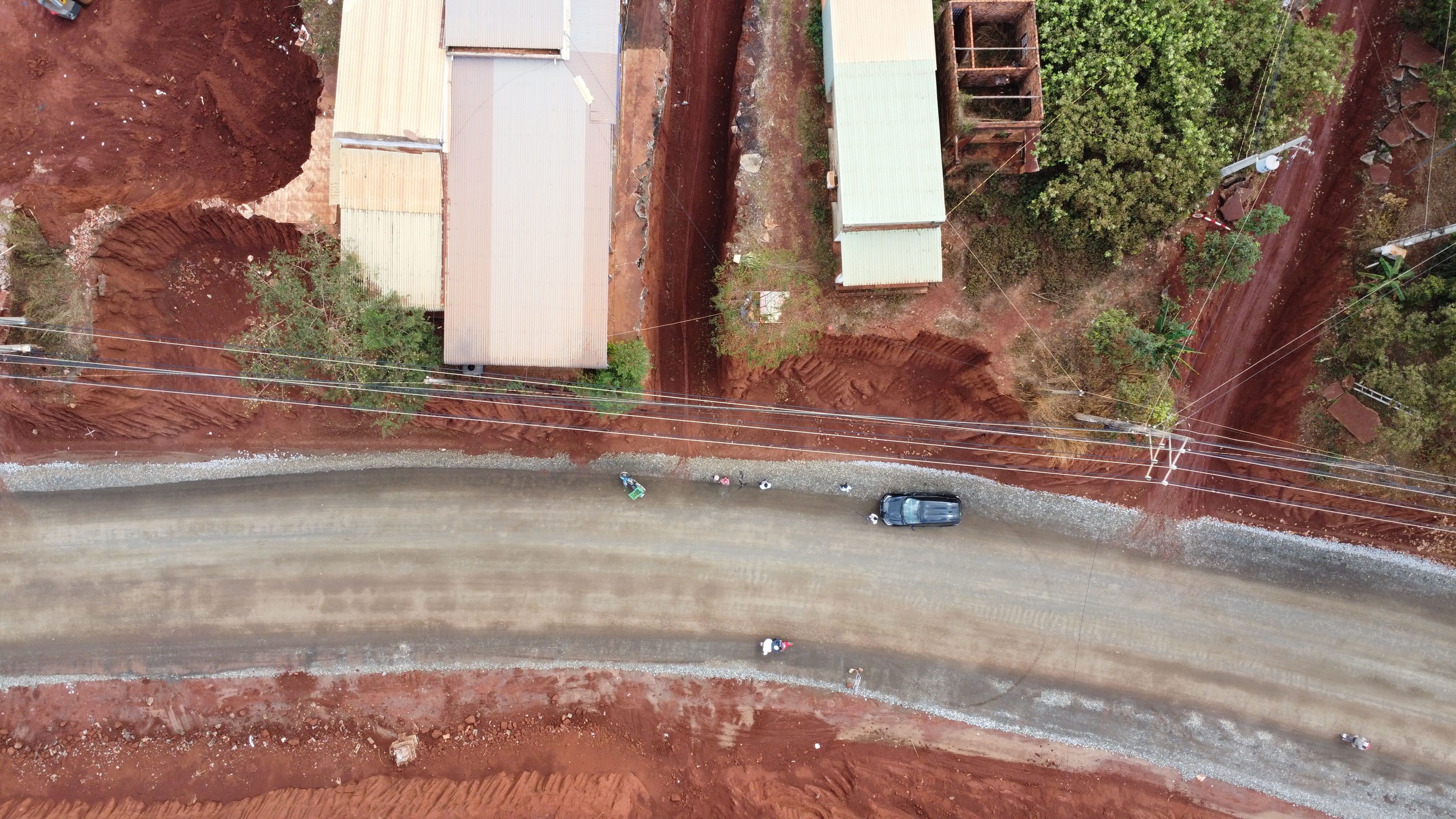 Hạ cốt nền đường ĐT.753, nhà dân 'treo' lơ lửng bên mép vực - Ảnh 2. Hạ cốt nền đường ĐT.753, nhà dân 'treo' lơ lửng bên mép vực - Ảnh 2.